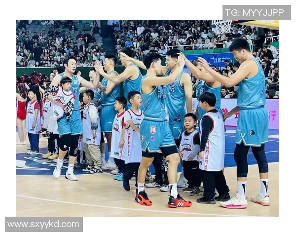 广州篮球队的奋斗历程与荣耀追寻：一段不屈不挠的篮球纪实之旅